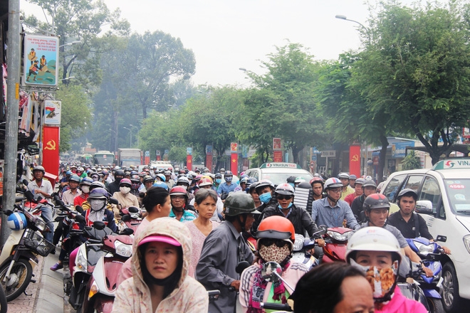Kỳ thi THPT Quốc gia 2017: Phụ huynh xếp hàng dài chờ đợi thí sinh khiến giao thông kẹt cứng, hỗn loạn trước cổng trường - Ảnh 9.