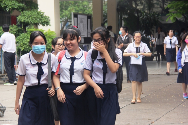 Kỳ thi THPT Quốc gia 2017: Phụ huynh xếp hàng dài chờ đợi thí sinh khiến giao thông kẹt cứng, hỗn loạn trước cổng trường - Ảnh 12.