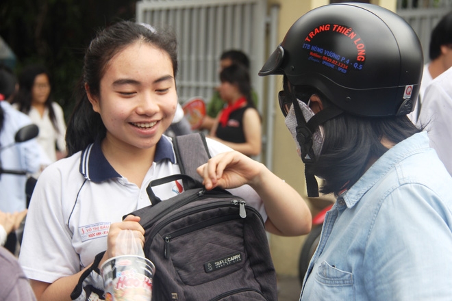 Kỳ thi THPT Quốc gia 2017: Phụ huynh xếp hàng dài chờ đợi thí sinh khiến giao thông kẹt cứng, hỗn loạn trước cổng trường - Ảnh 14.