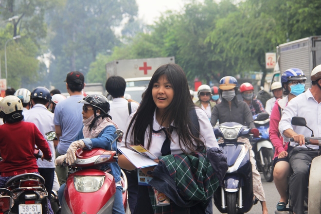 Kỳ thi THPT Quốc gia 2017: Phụ huynh xếp hàng dài chờ đợi thí sinh khiến giao thông kẹt cứng, hỗn loạn trước cổng trường - Ảnh 15.