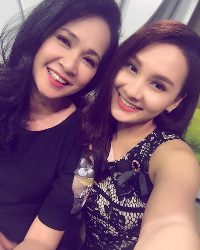  Những ngày gần đây, dù đã về hưu nhưng NSND Lan Hương lại được nhắc đến rất nhiều trên khắp các phương tiện truyền thông qua vai diễn bà mẹ chồng khó tính trong bộ phim truyền hình Sống chung với mẹ chồng của đạo diễn Vũ Trường Khoa. 
