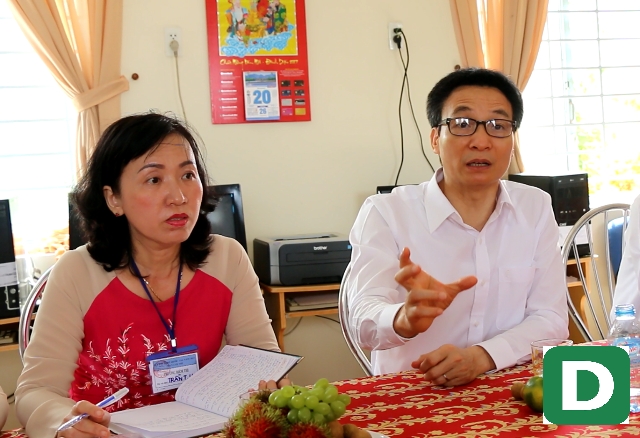 Phó Thủ tướng trao đổi với cán bộ tại Hội đồng thi trường Bùi Hữu Nghĩa