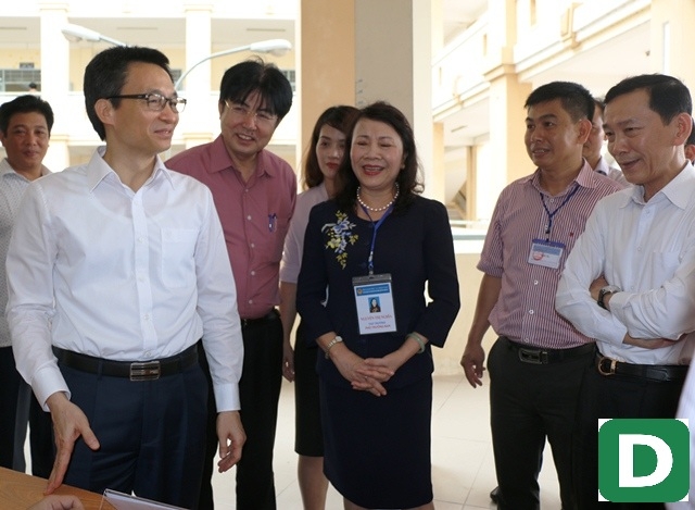  Phó Thủ tướng trao đối với Thứ trưởng Bộ GDĐT và lãnh đạo UBND TP Cần Thơ 