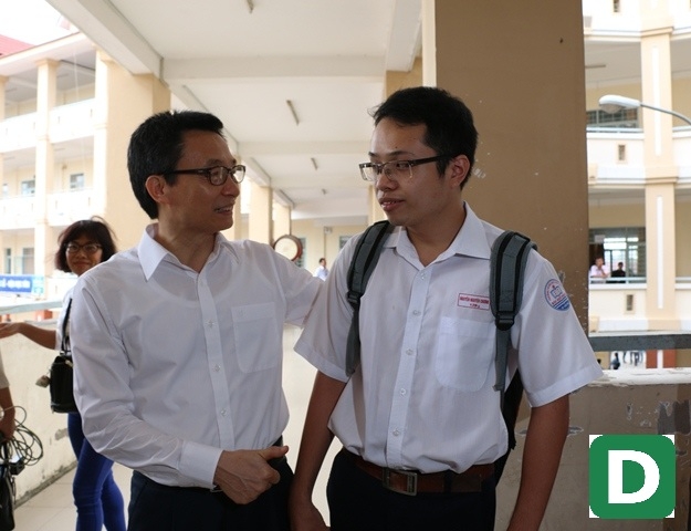  Phó Thủ tướng động viên và chúc thí sinh làm bài thi tốt. 