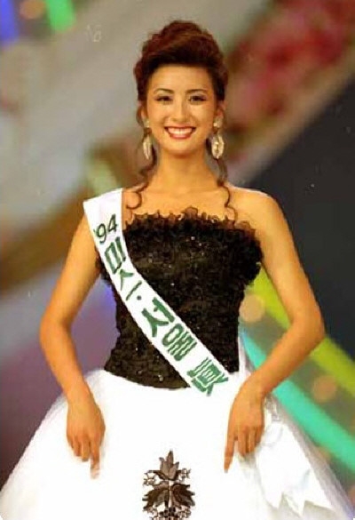 Bao nhieu hoa hau, a hau phai hau toa nhu Phuong Nga? hinh anh 3