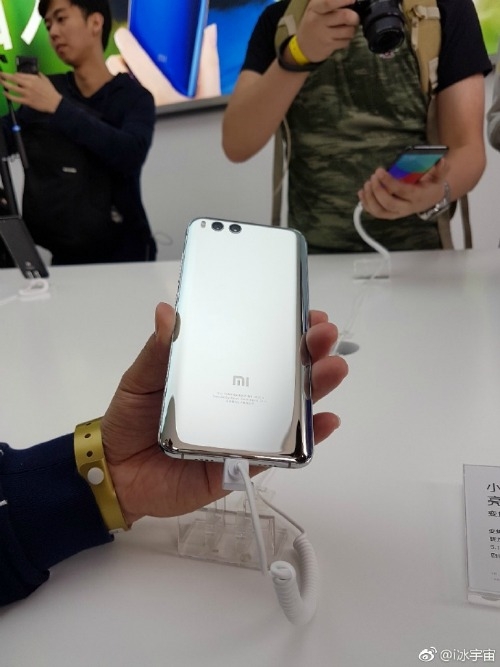 loa mat phien ban xiaomi mi 6 mau bac chua tung duoc “len ke” hinh anh 1