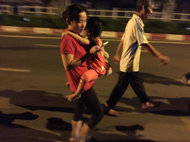 Vụ cháy nổ tại cảng Sài Gòn: Người già trẻ nhỏ hối hả ôm tài sản chạy ra ngoài, chờ dập lửa - Ảnh 2.