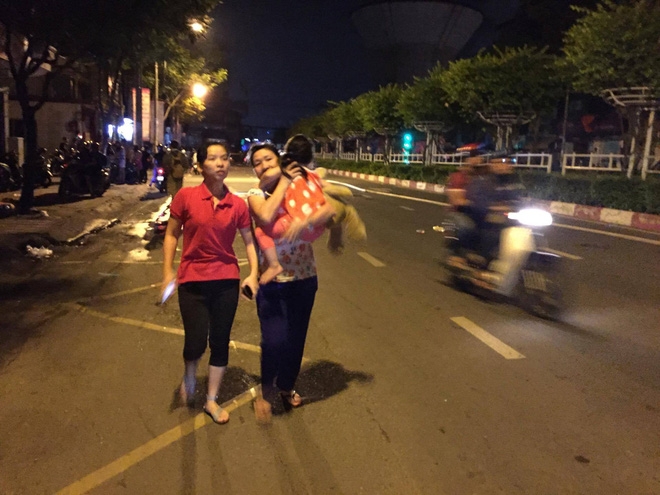 Vụ cháy nổ tại cảng Sài Gòn: Người già trẻ nhỏ hối hả ôm tài sản chạy ra ngoài, chờ dập lửa - Ảnh 3.