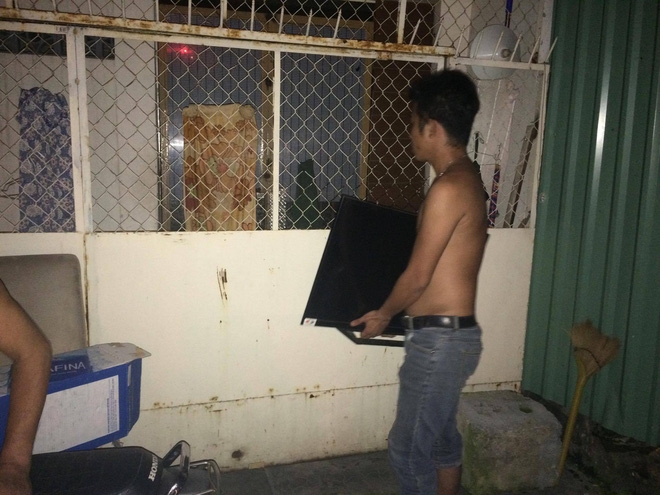 Vụ cháy nổ tại cảng Sài Gòn: Người già trẻ nhỏ hối hả ôm tài sản chạy ra ngoài, chờ dập lửa - Ảnh 4.