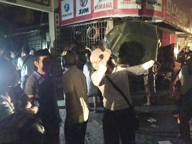 Vụ cháy nổ tại cảng Sài Gòn: Người già trẻ nhỏ hối hả ôm tài sản chạy ra ngoài, chờ dập lửa - Ảnh 5.
