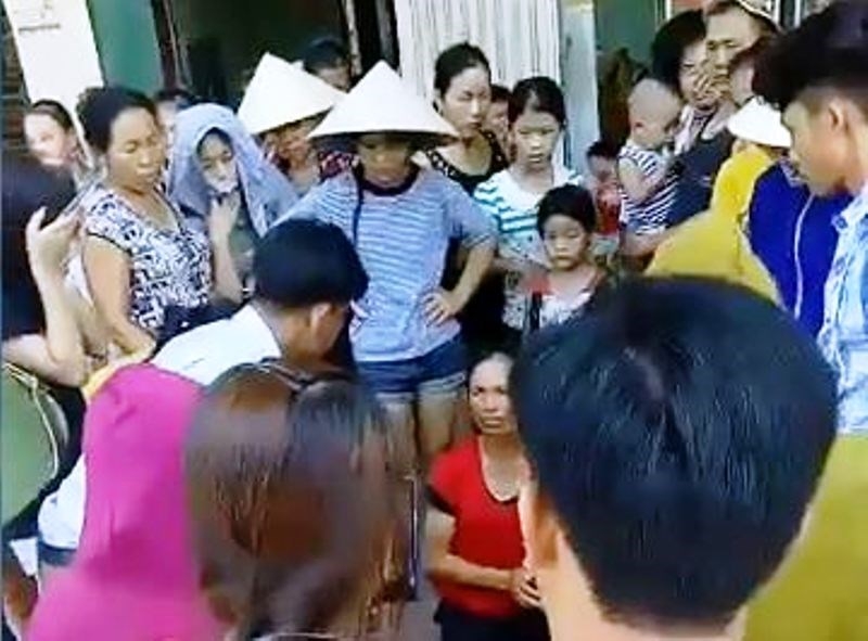 Đã thả người phụ nữ bị dân bắt dí dao tra khảo - ảnh 1