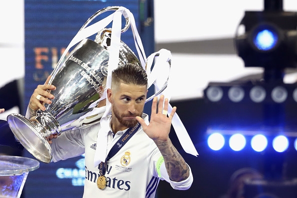 Ronaldo, Messi sanh vai o doi hinh tieu bieu nam cua game FIFA hinh anh 2