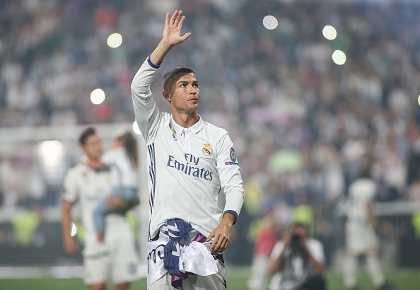 Ronaldo, Messi sanh vai o doi hinh tieu bieu nam cua game FIFA hinh anh 9