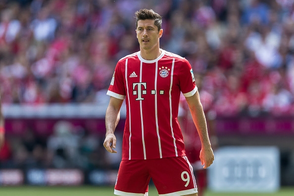 Ronaldo, Messi sanh vai o doi hinh tieu bieu nam cua game FIFA hinh anh 11
