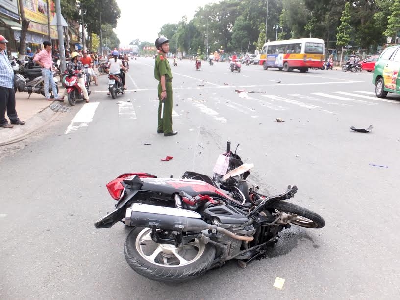 tien giang: xe o to tong xe mo to, mot co gai chet tai cho hinh anh 2