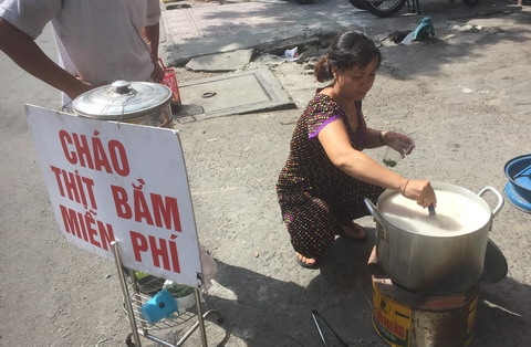 Làm từ thiện, nồi cháo từ thiện, người nghèo, TP.HCM