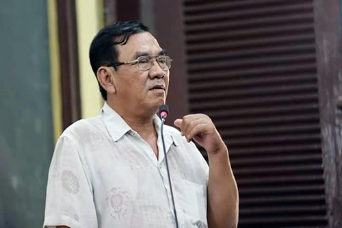 Ông Yên trả lời thẩm vấn tại tòa. Ảnh: Quỳnh Trần