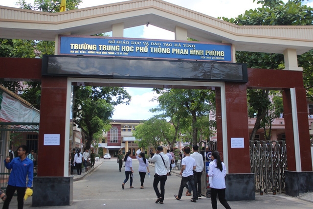  1 thí sinh tại điểm thi trường THPT Phan Đình Phùng (Hà Tĩnh) bị tai nạn không thể tham dự buổi thi cuối cùng. (Ảnh: Phượng Vũ) 