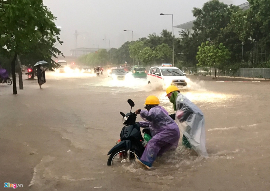 Xe Harley, Mercedes chet may trong mua ngap chieu toi hinh anh 4