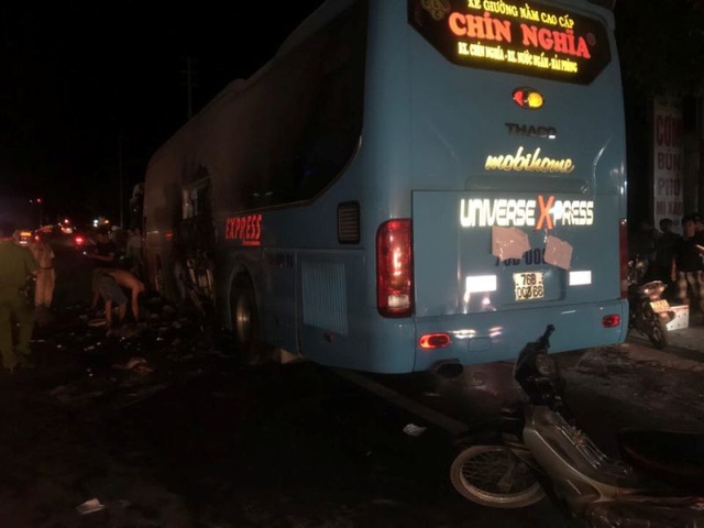 Chiếc xe bất ngờ bốc hỏa trong đêm. (Ảnh CTV)