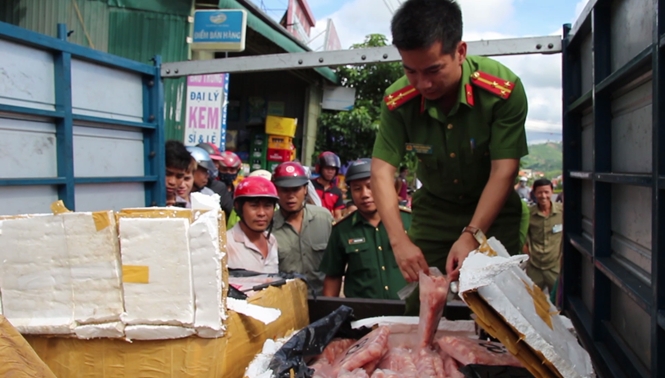 Lực lượng chức năng kiểm đếm số tang vật.  /// ẢNH: THANH LỘC