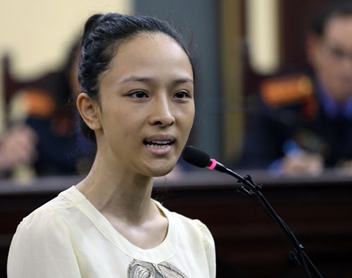 ngoc thuy  bat khoc khi nhin thay hinh anh phuong nga hoc hac truoc toa - 1