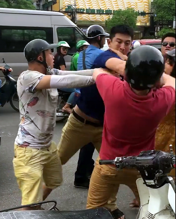 Khánh hùng hổ lao vào đánh thanh niên ngoại quốc.