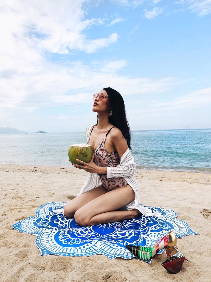 Xu huong ao tam duoc sao Viet lang xe he nay hinh anh 9