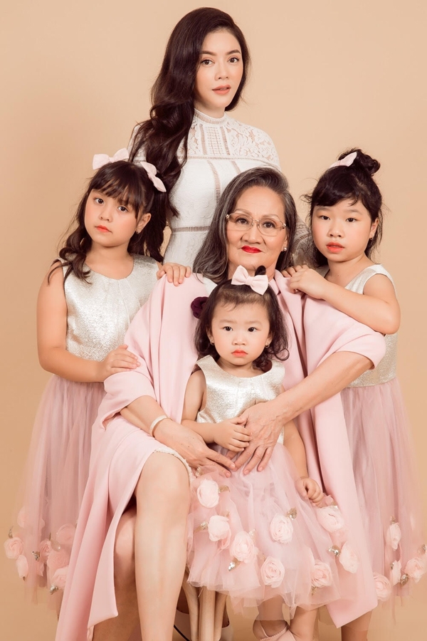 ly-nha-ky-khoe-me-cung-hai-chi-gai-va-ke-ve-nhung-ngay-khon-kho-6