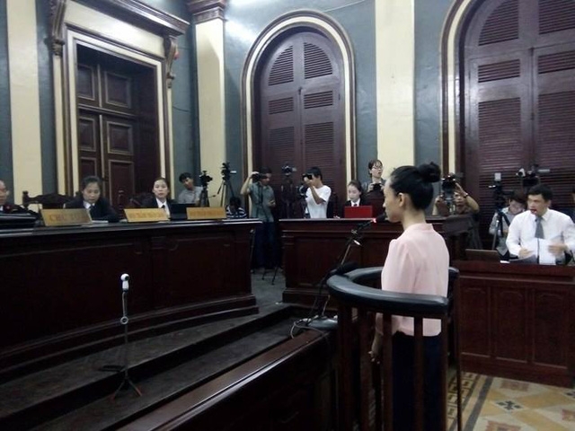  Phương Nga đang trả lời câu hỏi của luật sư bảo vệ cho ông Cao Toàn Mỹ 