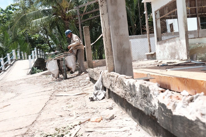  Vụ sạt lở 6 ngôi nhà kinh hoàng ở Nhà Bè: Chỉ kịp ôm con mà chạy lúc nửa đêm - Ảnh 9.