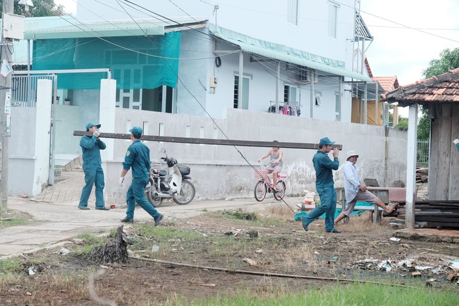  Vụ sạt lở 6 ngôi nhà kinh hoàng ở Nhà Bè: Chỉ kịp ôm con mà chạy lúc nửa đêm - Ảnh 17.