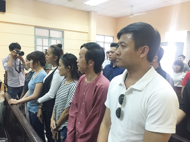 Diễn viên Quý Bình có mặt tại tòa để ủng hộ tinh thần đàn chị và cũng để 'minh oan' cho mình