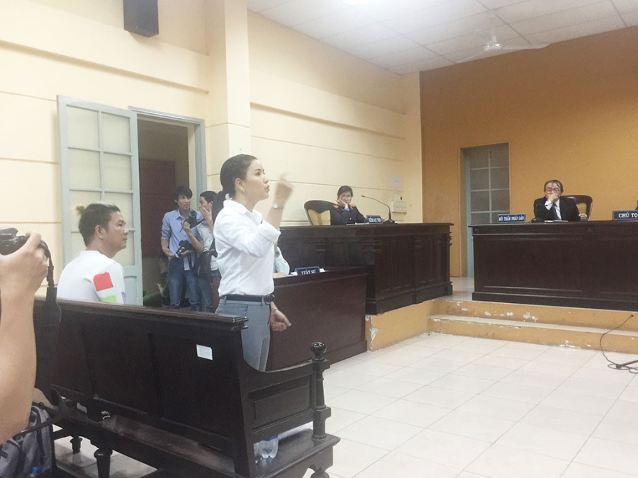 Quý Bình đến tòa ủng hộ Ngọc Trinh và 'minh oan' cho mình - ảnh 1