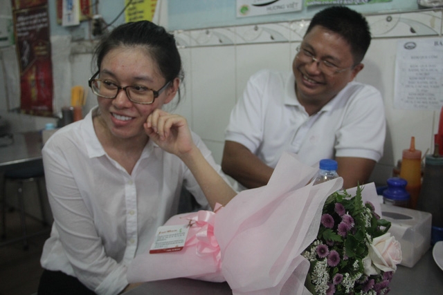Gia đình đến đón Dung về nhà
