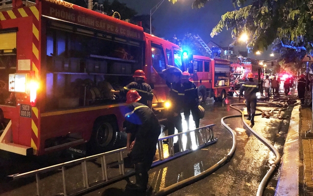 8 xe chuyên dụng cùng hàng chục chiến sĩ Cảnh sát PCCC dầm dưới cơn mưa lớn để chữa cháy căn nhà trên đường Đặng Văn Bi, phường Bình Thọ, quận Thủ Đức.