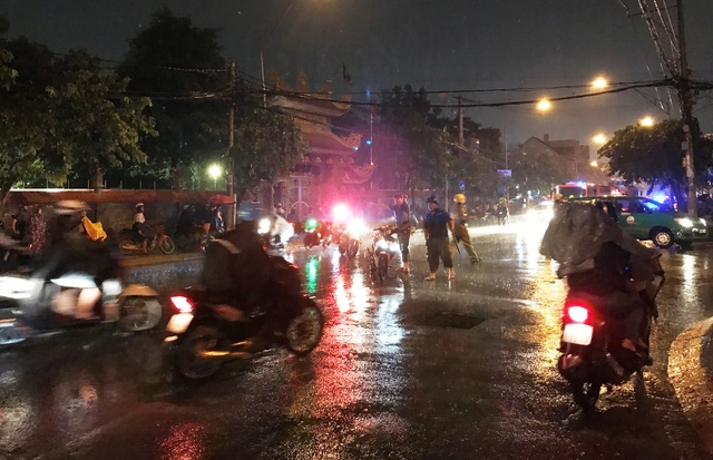 CSGT quận Thủ Đức phong tỏa tuyến đường Đặng Văn Bi và đường Thống Nhất để lực lượng chữa cháy làm nhiệm vụ.