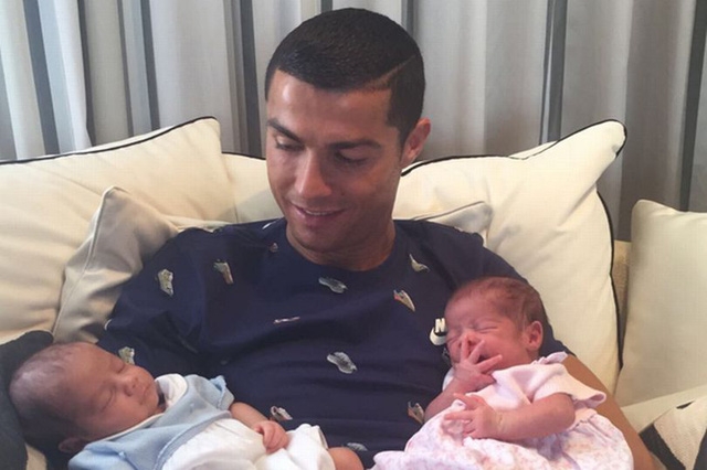 C.Ronaldo đã phải trả 200.000 euro cho người phụ nữ đẻ thuê cặp song sinh