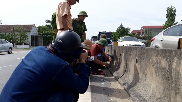 dua tai xe container hat vang csgt toi hien truong thuc nghiem dieu tra hinh anh 2