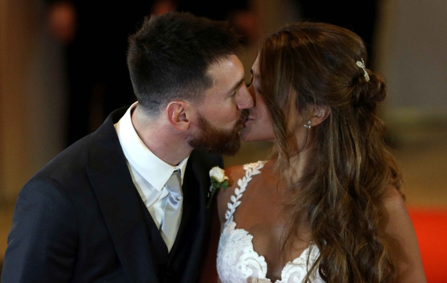 Messi hanh phuc khoa moi Antonella tren tham do hinh anh 2