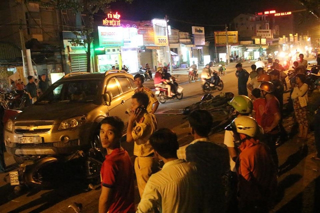  Rất đông người dân chứng kiến vụ tai nạn. Theo người dân, người gây tai nạn mặc sắc phục ngành công an nhân dân. 