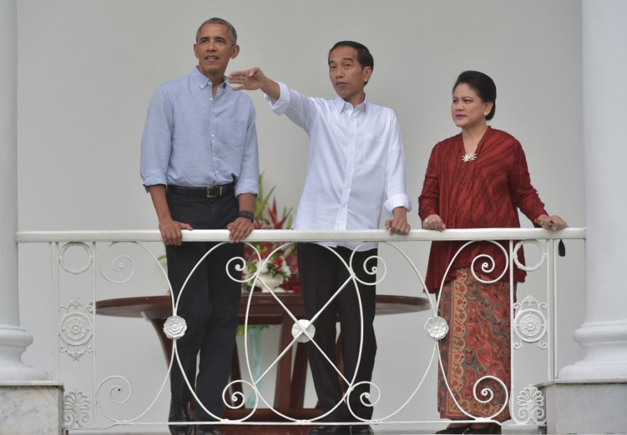 Ong Obama ngoi cafe vuon, thu mon an vat Indonesia hinh anh 3