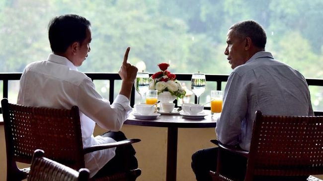 Ong Obama ngoi cafe vuon, thu mon an vat Indonesia hinh anh 4