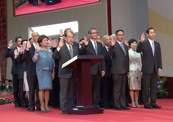 Các lãnh đạo Hong Kong tuyên thệ trước sự chứng kiến của bà Carrie Lam. Ảnh: Hong Kong Free Press.