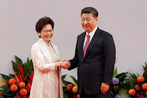 Chủ tịch Trung Quốc Tập Cận Bình bắt tay Carrie Lam sau khi bà kết thúc tuyên thệ. Ảnh: Reuters.