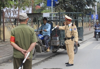 5 canh sat giao thong bi tam dinh chi cong tac hinh anh 1