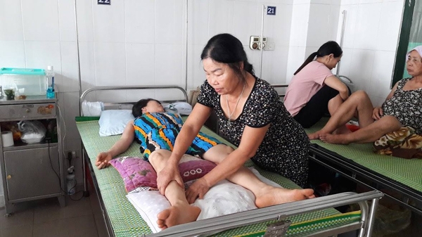Cô giáo trẻ bị liệt nửa người sau một mũi tiêm vào mông, chưa tìm ra nguyên nhân - 1