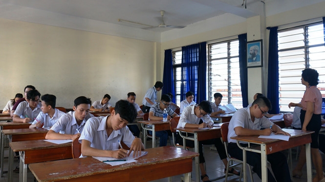 Thí sinh làm bài thi môn văn, kỳ thi THPT quốc gia 2017 /// ẢNH: AN DY