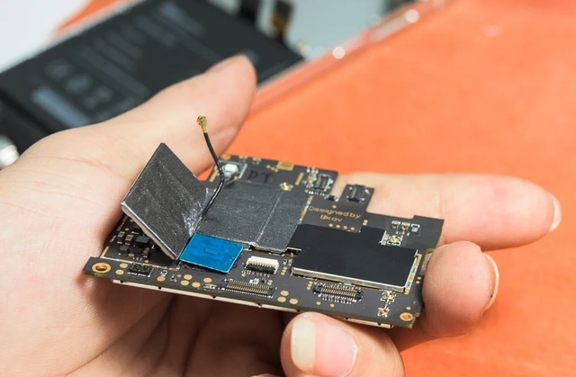 Còn đây là bo mạch của BPhone 1