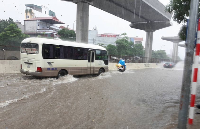  Các phương tiện di chuyển khó khăn trên đường. 